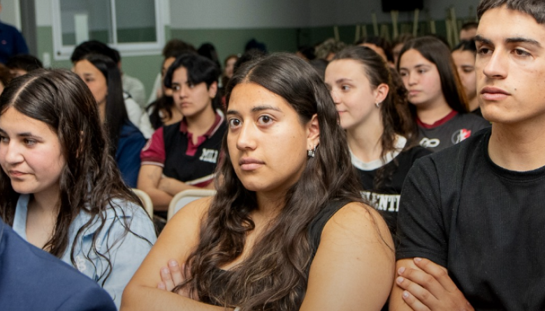 ESTUDIANTES SECUNDARIOS DE BELL VILLE ACCEDEN A LA CREDENCIAL DIGITAL DE LA UPC