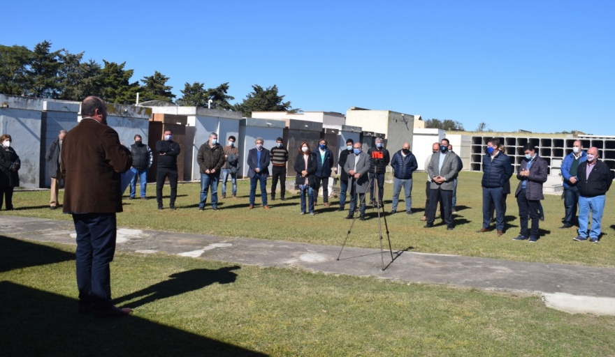 EMOTIVO HOMENAJE AL DESAPARECIDO INTENDENTE JORGE CURA