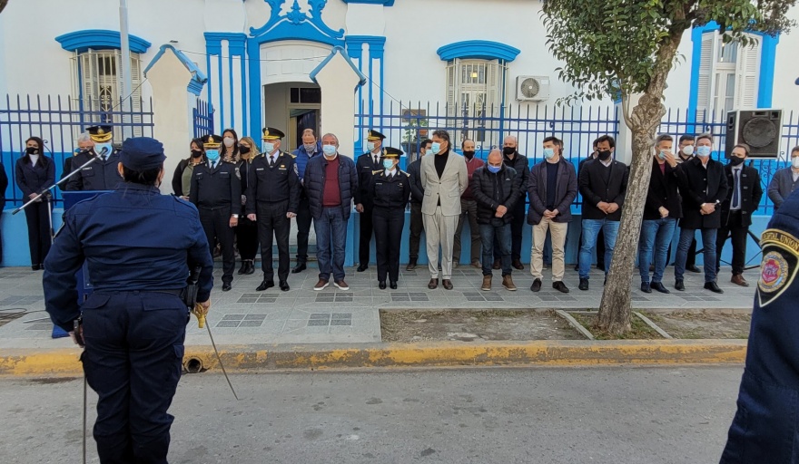 EL MINISTRO DE SEGURIDAD Y LA JEFA DE POLICÍA ENTREGARON EN BELL VILLE CAMIONETAS O Km PARA UNIÓN