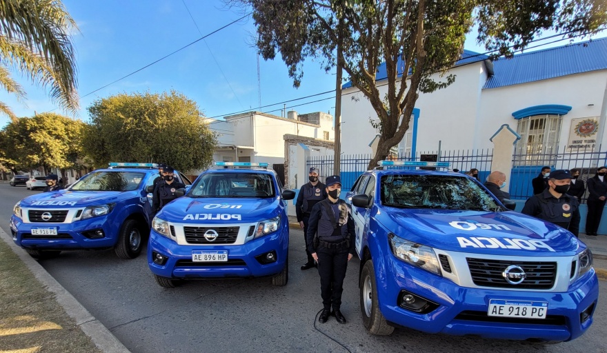 EL MINISTRO DE SEGURIDAD Y LA JEFA DE POLICÍA ENTREGARON EN BELL VILLE CAMIONETAS O Km PARA UNIÓN