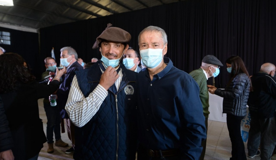 EN BELL VILLE JUNTO A LA MESA DE ENLACE, SCHIARETTI ENTREGÓ APORTES A PRODUCTORES AGROPECUARIOS
