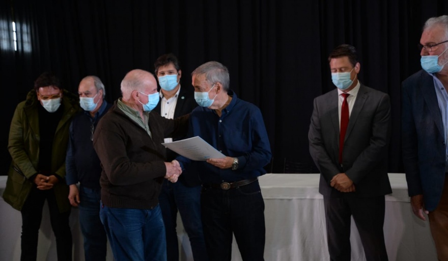 EN BELL VILLE JUNTO A LA MESA DE ENLACE, SCHIARETTI ENTREGÓ APORTES A PRODUCTORES AGROPECUARIOS