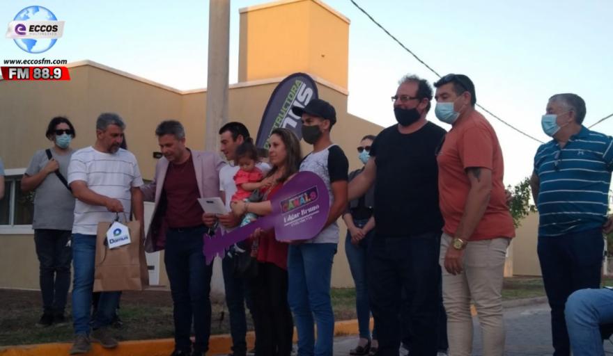 CANALS: EL INTENDENTE BRUNO REALIZÓ LA ENTREGA DE CINCO VIVIENDAS.