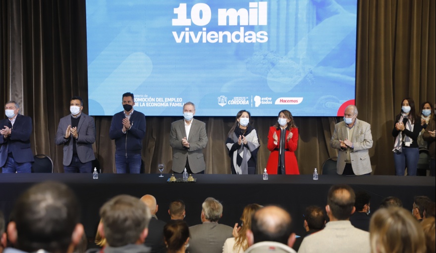 SCHIARETTI FIRMÓ CONVENIOS CON 387 MUNICIPIOS POR EL PROGRAMA 10 MIL VIVIENDAS