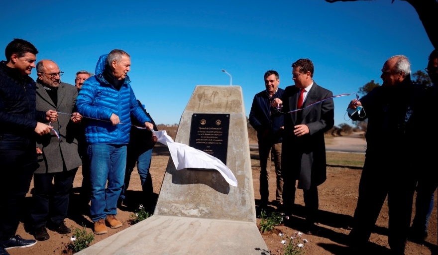 EN BELL VILLE HOMENAJEARON A EX GOBERNADORES