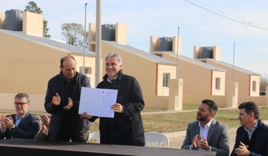 EN WENCESLAO ESCALANTE LLARYORA INAUGURÓ VIVIENDAS Y ENTREGÓ APORTES PARA OBRAS