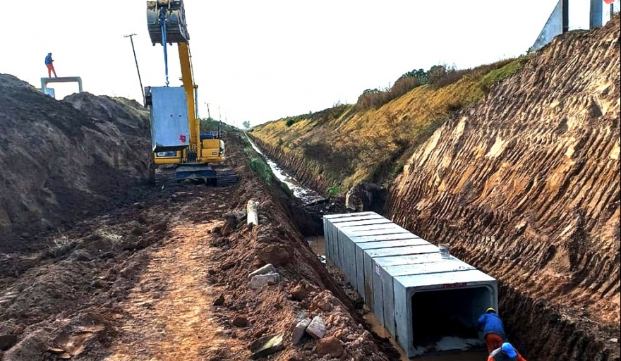 SE READECUA EL CANAL PRINCIPAL EN MONTE MAÍZ PARA MEJORAR EL DRENAJE PLUVIAL