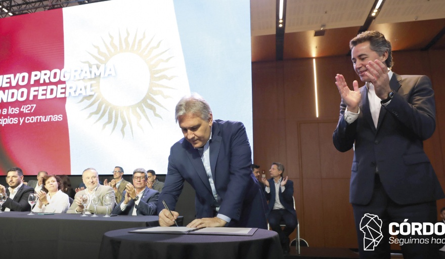 ACOMPAÑADO POR MÁS DE 400 INTENDENTES Y JEFES COMUNALES, LLARYORA FIRMÓ EL FONDO FEDERAL CORDOBÉS