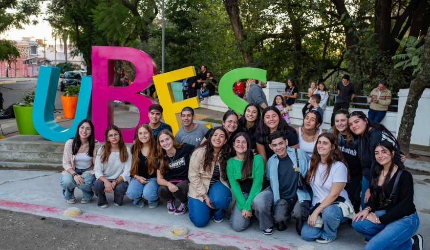 BELL VILLE HOMENAJEÓ A LA UBES CON UN MONUMENTO CONMEMORATIVO