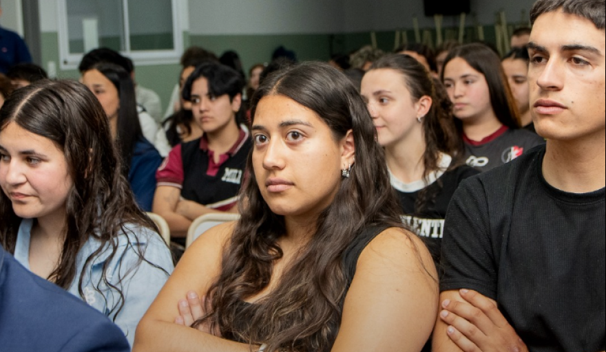 ESTUDIANTES SECUNDARIOS DE BELL VILLE ACCEDEN A LA CREDENCIAL DIGITAL DE LA UPC