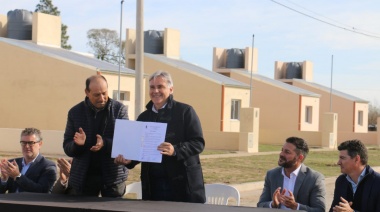 EN WENCESLAO ESCALANTE LLARYORA INAUGURÓ VIVIENDAS Y ENTREGÓ APORTES PARA OBRAS