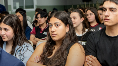 ESTUDIANTES SECUNDARIOS DE BELL VILLE ACCEDEN A LA CREDENCIAL DIGITAL DE LA UPC