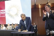 ACOMPAÑADO POR MÁS DE 400 INTENDENTES Y JEFES COMUNALES, LLARYORA FIRMÓ EL FONDO FEDERAL CORDOBÉS