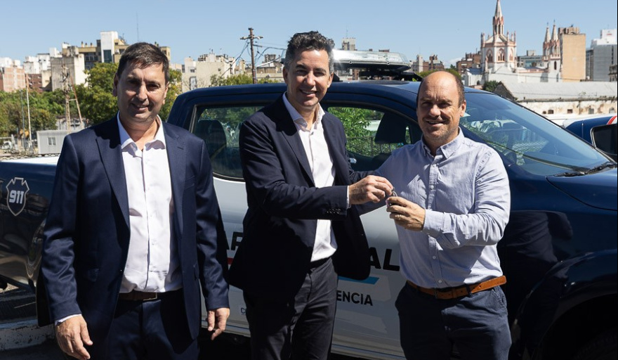 IDIÁZABAL y NOETINGER RECIBIERON CAMIONETAS 0 KM PARA FORTALECER SUS GUARDIAS LOCALES